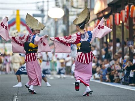 How to Dance in Ohio Closing: A Blend of Tradition and Modernity